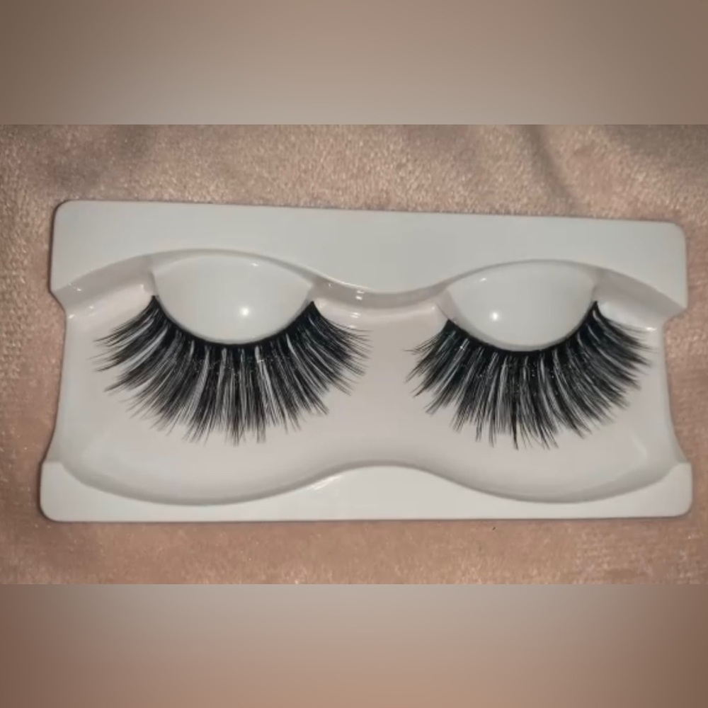 Lashes - Picture 8 of 8